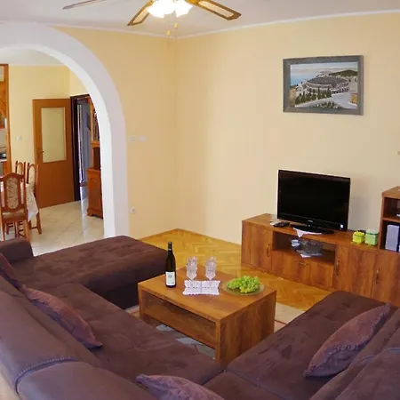 House Sandi, Village