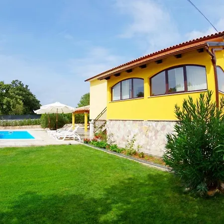 House Sandi, Village