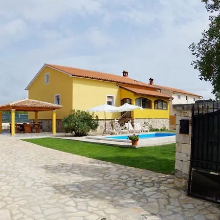House Sandi, Village