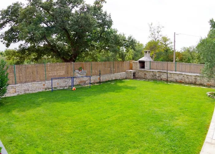 House Sandi, Village