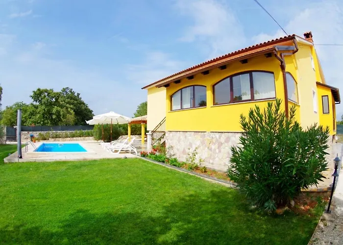 House Sandi, Village