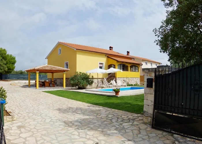 House Sandi, Village